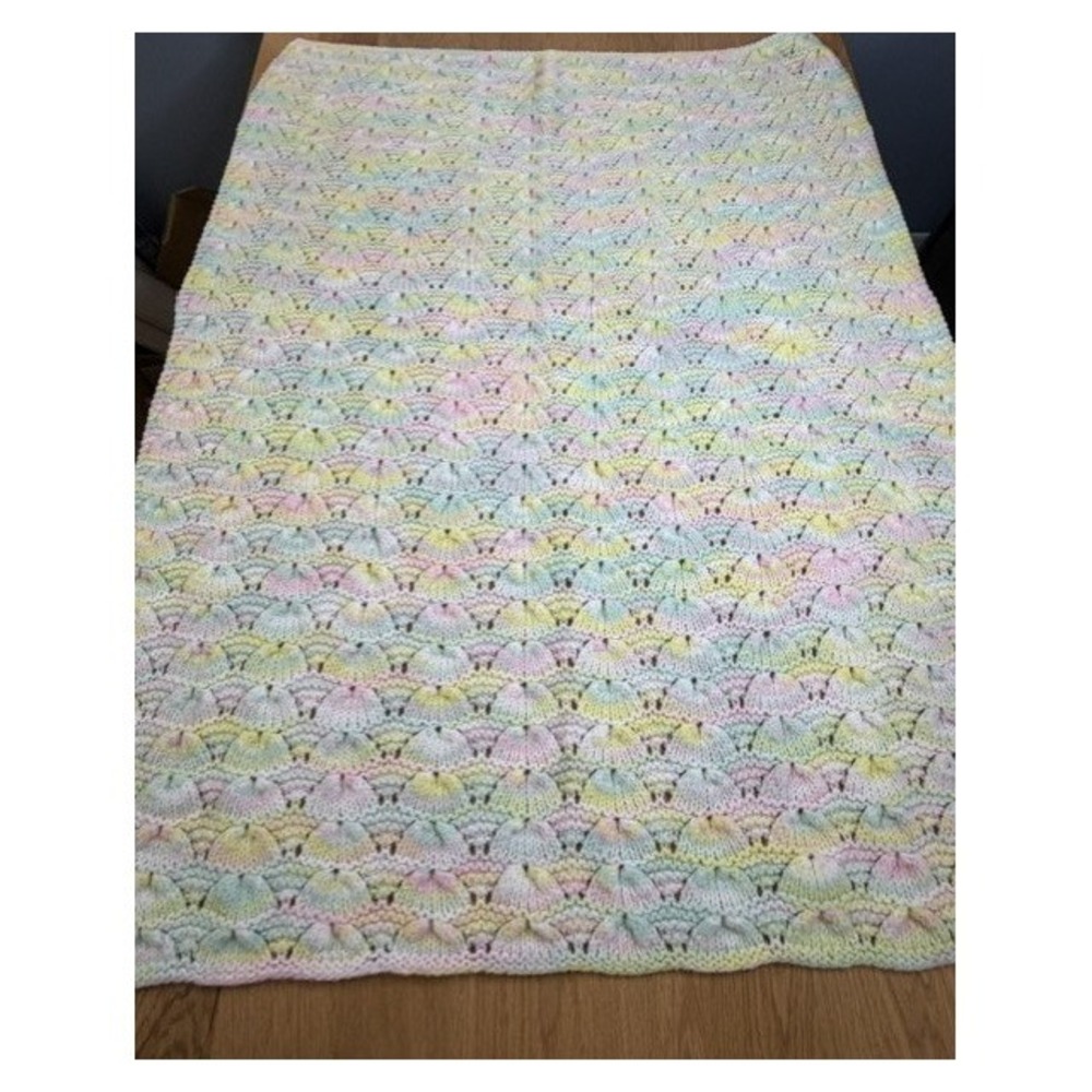 Handmade Knit Baby Blanket 31x40 Multi Pastel Good Shell Stitch Scalloped